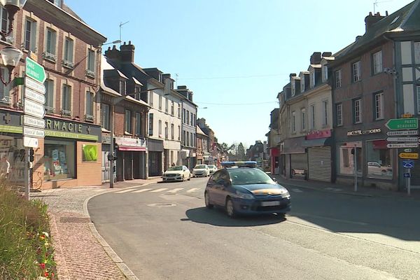 Les gendarmes de Seine-Maritime en patrouille dans le centre de Forges -les-Eaux