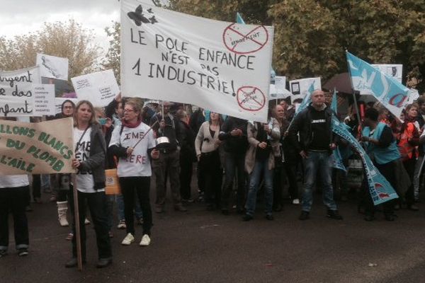 Les salariés de l'association "Les Papillons Blancs" manifestent à Coudray devant le siège.