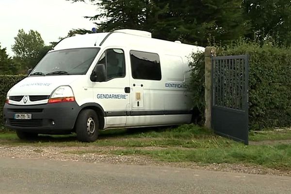 2 personnes ont été gravement blessées et une tuée au couteau mardi midi dans un différend familial qui s'est produit au hameau le Bois-Julien à Doudeauville