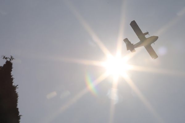 un canadair de Nîmes-Garons était sur place pour venir à bout de l'incendie