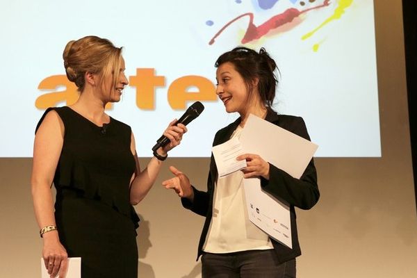 Lauréate 2013 du prix franco-allemand du journalisme: Isabelle Foucrier (lauréate du Prix des jeunes talents, à dr.), Anne Christine Heckmann (présentatrice de la remise des prix, à g.)