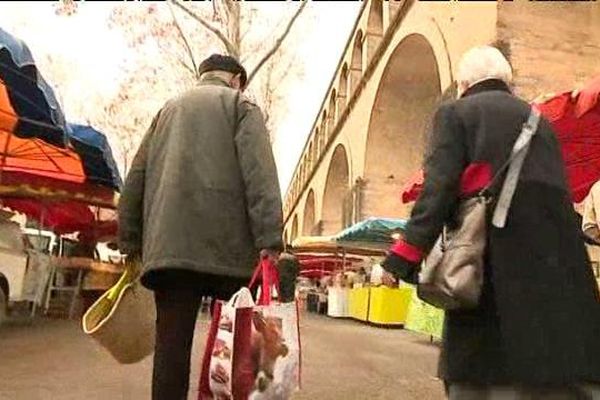 Au marché des Arceaux à Montpellier, des retraités font leurs couses.