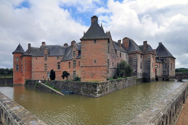 Dans l'Orne, un DIMANCHE nuageux au Château de Carrouges.