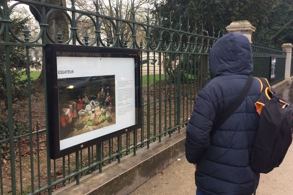 Les photos de Peter Menzel habillent les grilles du jardin Darcy.