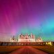 Une magnifique aurore boréale a pu être observée au château de Chambord et dans une grande partie de la France, dans la nuit du 10 au 11 mai 2024.