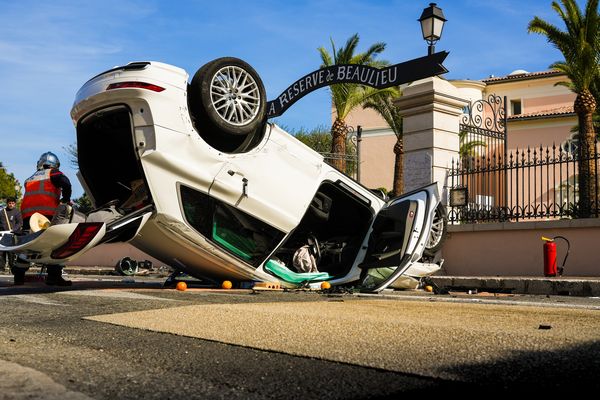 Le SUV a terminé sa course sur le toit avenue du maréchal Leclerc.