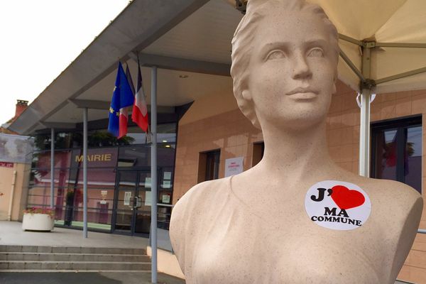 À Roézé-sur-Sarthe, au sud du Mans, les élus ont sortie la Marianne sur le trottoir pour protester contre la baisse des dotations de l'Etat.