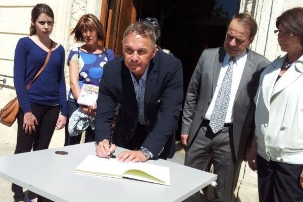 Les élus signent le livre blanc devant la mairie de Mauguio - Archives