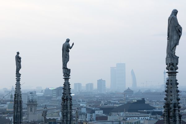 La ville de Milan, en Italie, en proie à une pollution aux particules fines, le 20 février 2024. Photo prise depuis la cathédrale.