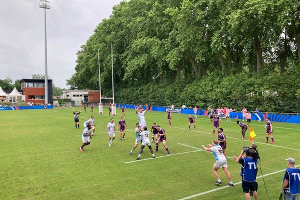 Le SA VX, ici en violet, battu par Massy à Blagnac en finale du championnat de Nationale.