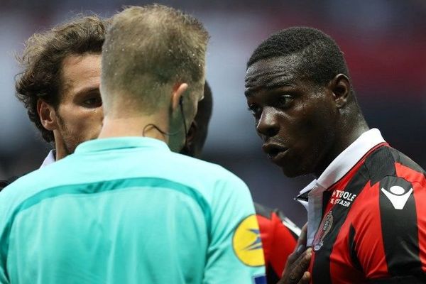 L'arbitre de Nice-Lorient, Olivier Thual, a toutefois rapidement "convenu que les deux cartons jaunes", à l'encontre de Balotelli et de Moreira, "ont été sortis précipitamment et n'auraient pas dû être donnés".