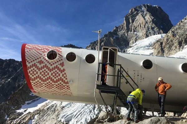 Le bivouac Gervasutti situé sur le versant italien du massif du Mont-Blanc, à 2835 m d'altitude, au pied des Grandes Jorasses.