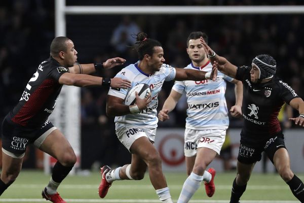 L'ailier Teddy Thomas du Racing 92 rivalise avec le Français Gael Fickou et l'Australien Cheslin Kolbe lors du Top 14 Rugby entre le Racing 92 et le Stade Toulousain à Nanterre ce 22 décembre 2017.