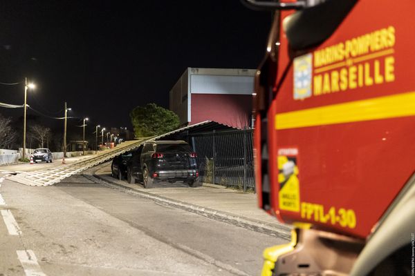 Une tôle tombée sur une voiture dans le 14e arrondissement de Marseille dans la nuit du 31/01 au 01/02 suite aux rafales de vent.