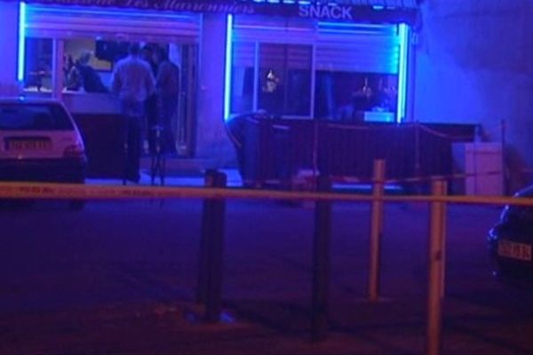 Premières constatations de la police après la tuerie au bar des marronniers. 