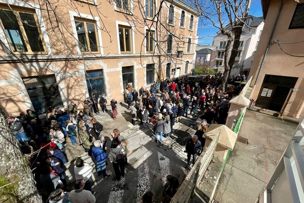 Mobilisation, jeudi 7 mars 2024, devant l'école Flaugergues de Rodez, en soutien à la directrice agressée par un ancien parent d'élève.