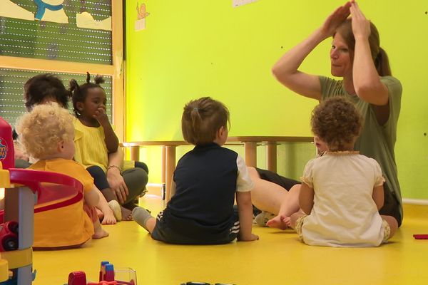 Les puéricultrices de la crèche des P’tits Matrus à Saint-Etienne sont épuisées. Cela fait plusieurs mois que les sinistres s’enchaînent… et que rien ne se passe. Dernier incident en date : l’effondrement du plafond d’un dortoir.