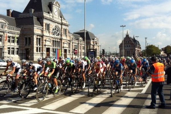 Le peloton de l'Eurométropole Tour devant la gare de Tournai.