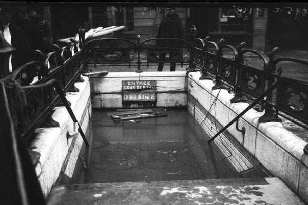 L'entrée du métro rue de Rome (Paris 8e arr.) envahie par les eaux des inondations de 1910.