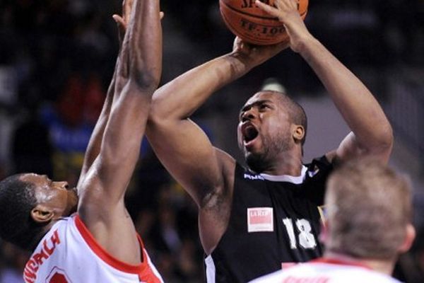 Terence Dials (en noir) nouveau pivot du Limoges CSP