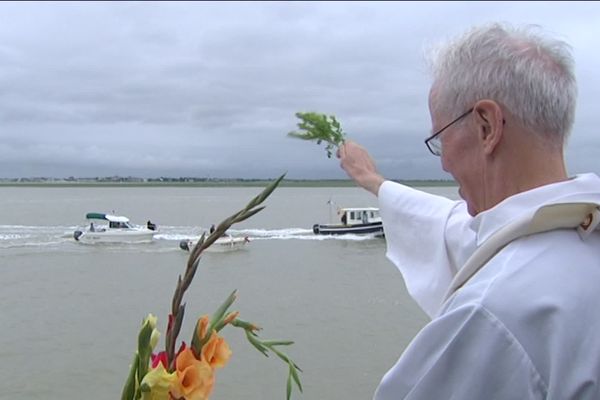 Chaque année, lors de la fête de la Mer au Crotoy, un prêtre bénit les bateaux de pêche.