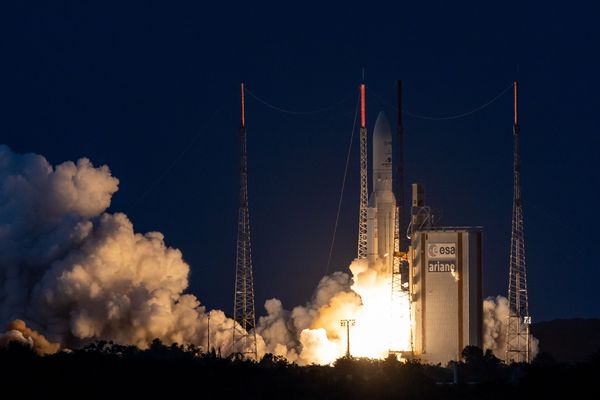 Une fusée Ariane 5 décolle de Kourou, en Guyane. Elle emmène deux satellites dédiés aux télécommunications. 