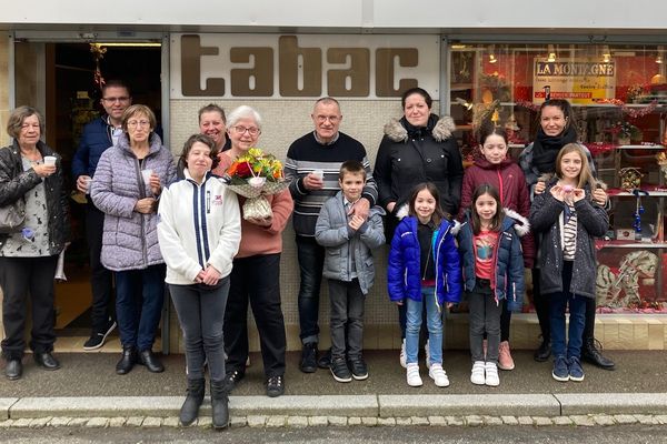 C'est autour d'un café et d'un vin chaud que Bernadette Demeneix-Meynard décide de dire au revoir à ses "amis", habitués de sa boutique.