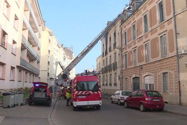 Le feu s'est propagé dans un immeuble rue Gagnereaux. 