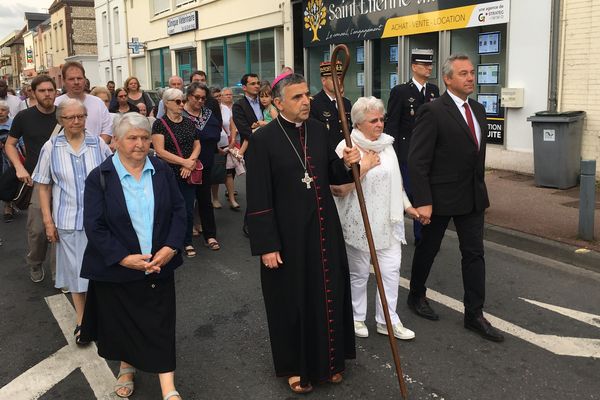 La marche conduite par l'Archevêque a repris le chemin pris par Jacques Hamel de son presbytère à l'église le 26 juillet 2016