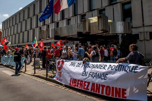 Des manifestants en soutien à Antoine devant le palais de justice de Lille, ce jeudi.