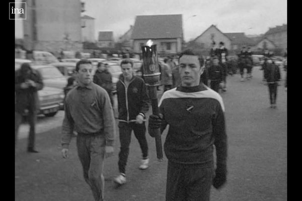 La flamme olympique dans les rues de Besançon, en 1967.