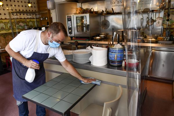 Un restaurateur nettoie ses tables - Photo d'illustration