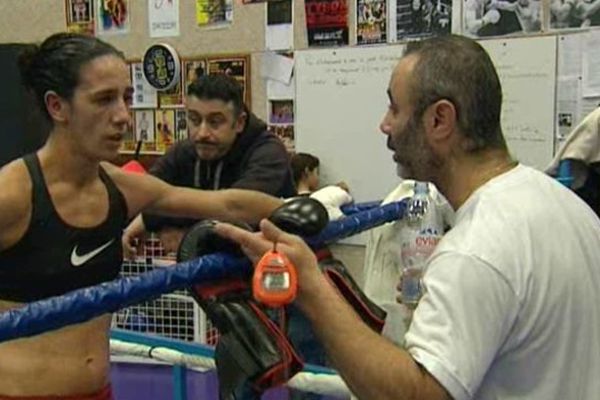 Myriam Dellal avec son entraîneur, quelques jours avant le combat pour le titre européen en catégorie légers.