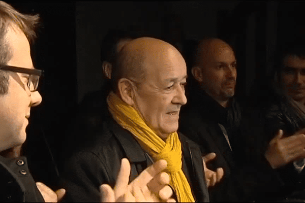 Jean-Yves Le Drian applaudi à la ferme de la Harpe à Rennes après sa victoire au second tour des élections régionales