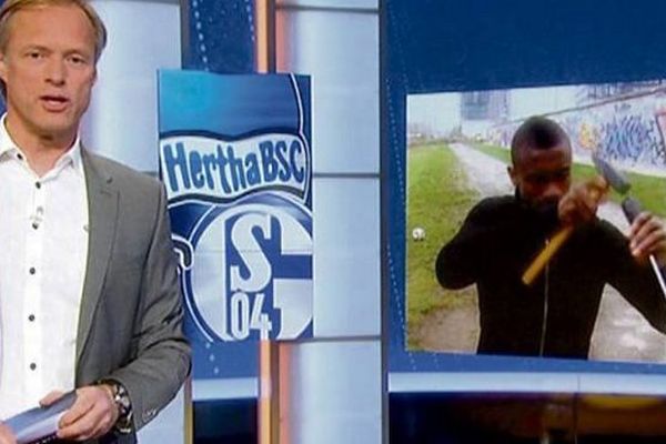 Salomon Kalou dans ses oeuvres, filmé par la télévision allemande.