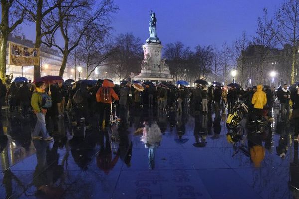 Nuit debout, place de la République à Paris... Vendredi, rendez-vous à Nice.