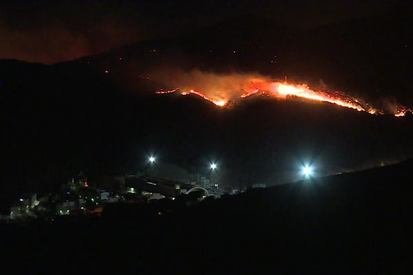 Le feu a été attisé dans la nuit par un fort vent du nord qui souffle en rafales entre 90 et 100 km/h.