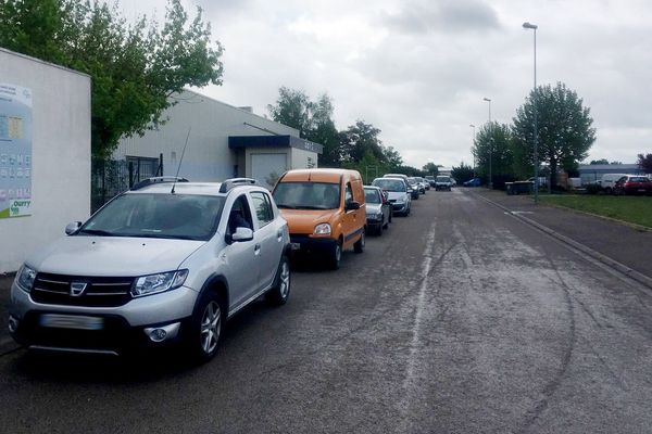 Fermées depuis le début du confinement, les déchèteries de Reims et Troyes ont rouvert leurs portes  mais leur accès reste très contrôlé. La foule est au rendez-vous à Troyes. 