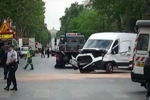 La camionnette percutée par le véhicule banalisé des 2 policiers. 