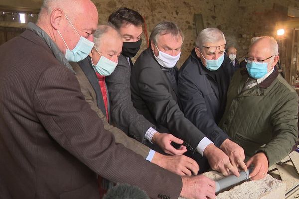 Alain Rousset a participé à la pose de la première pierre de la future Maison de la Nature.