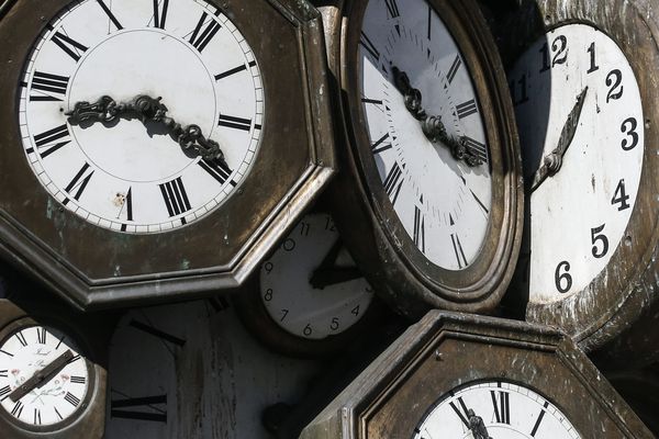 Une oeuvre d'art composée d'un amas d'horloges visible sur la façade de la gare Saint-Lazare à Paris.