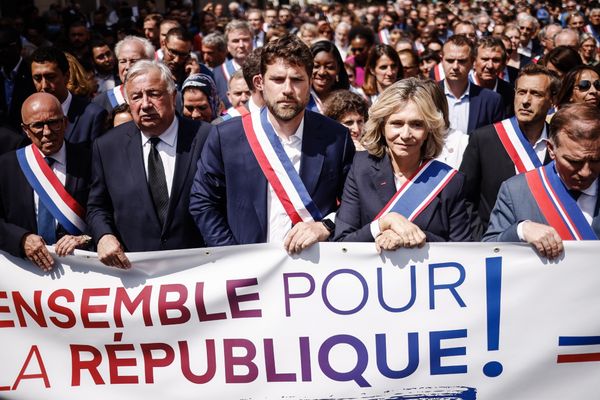 Vincent Jeanbrun, le maire de l'Haÿ-les-Roses dont le domicile a été attaqué à la voiture-bélier par des émeutiers, dirige le cortège de la marche lancée par l'Association des maires de France contre les violences envers les élus (3 juillet 2023).