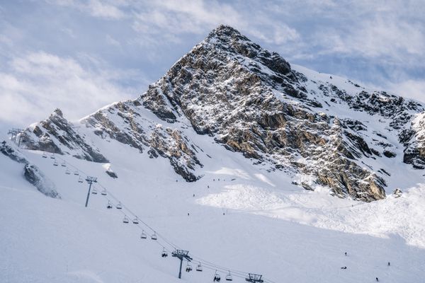 La station de ski de Cauterets dans les Hautes-Pyrénées ne sera plus accessible pendant au moins deux jours à compte de ce jeudi 22 février 2024.un bloc rocheux menace de tomber sur l'unique route d'accès la D 940.