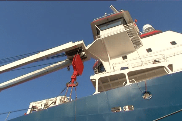 La délicate opération du grutage de la Calypso