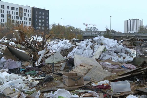 La décharge s'étend sur plusieurs mètres au pied d'une cité universitaire