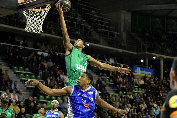 David Lighty (ASVEL), qui prend ici le dessus sur Mitchell Tasmin (CCRB), a été désigné homme du match.