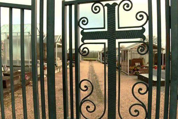 La croix du portail du cimetière de Saint-Sulpice-le-Guérétois qui fait polémique