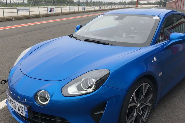 Les jeunes participant à l'opération "Vigeant, j'y vais" ont la possibilité de monter à bord de voiture de compétition sur le circuit du Val de Vienne.