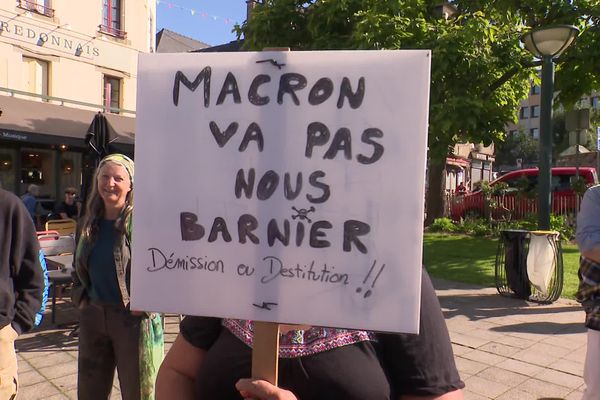 Pancarte humoristique vue dans le cortège contre le coup de force de Macron, le 7 septembre à Redon (Ille-et-Vilaine)