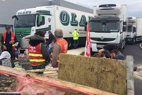 Les opposants à la loi travail bloquent l'accès des camions.